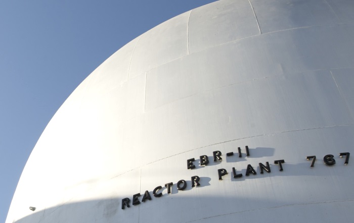 В США завершена заливка бетона в реакторное пространство установки EBR-II.